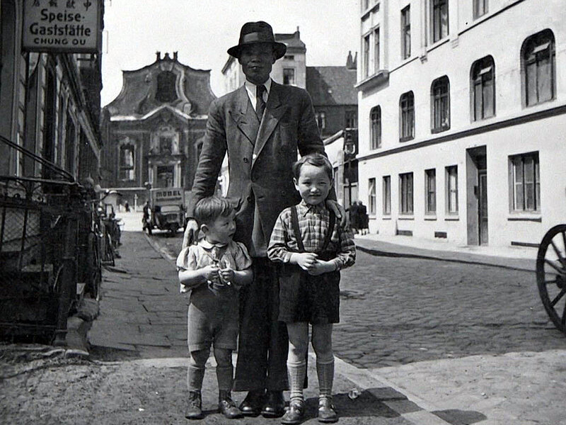 Vater mit zwi kleinen Söhnen in der Schuckstraße um 1951