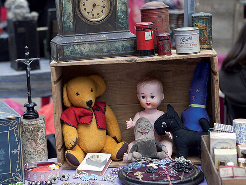 Puppe auf einem Flohmarkt