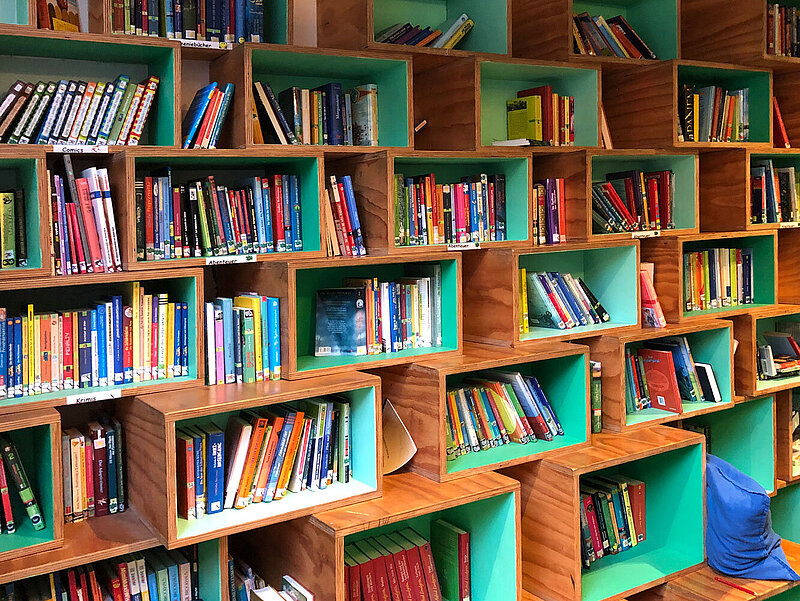 Ein Wandregal voller Kinderbücher