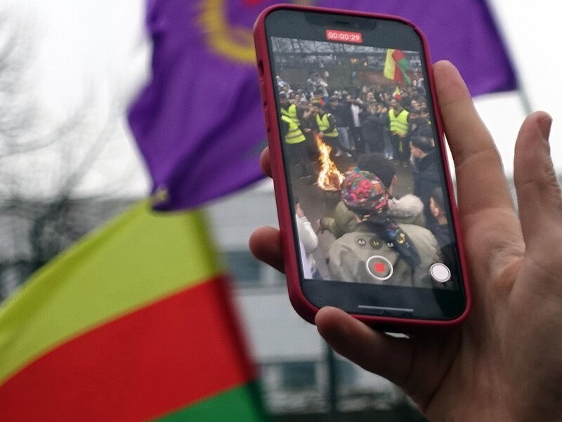 Mit einem Handy wird en Foto von den Feierlichkeiten zu Newroz gemacht