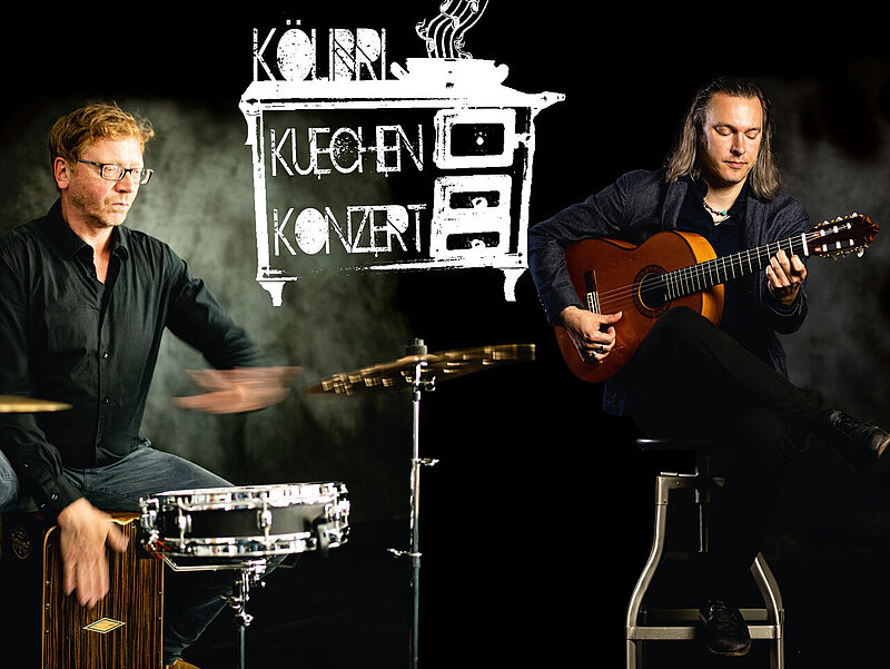 Das Duo Selva Negra. Ein Drummer und ein Gitarrist auf einer dunklen Bühne. Darübergelegt das Logo vom Küchenkonzert. Ein alter Herd mit Schrift "Kölibri Küchenkonzert"