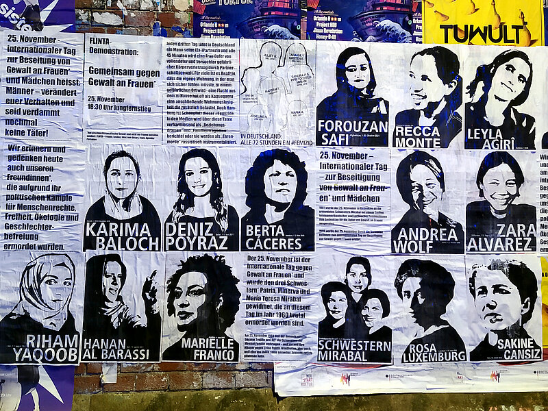 Eine Wand mit Postern von Widerstandskämperinnen