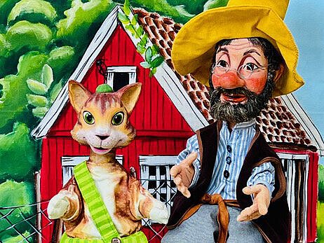 Der Kater Findus und Petterson vor ihrem Haus