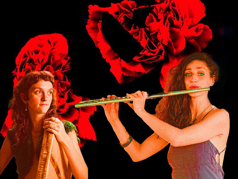 Das Duo Ojos Clavel. Eine Musikerin sitzt, die andere spielt Querflöte. Schwarzer Hintergrund mit roten Ornamenten.