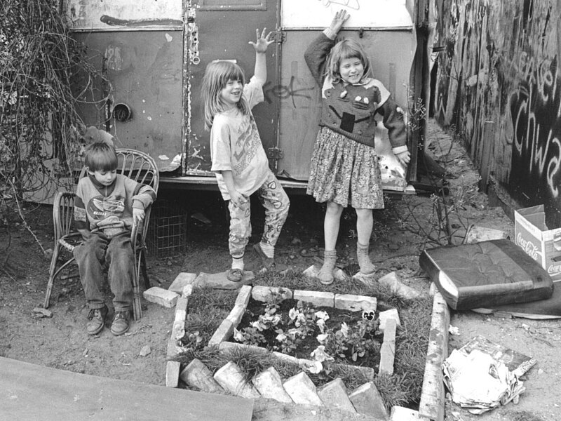 Altes Foto, Kinder aus der Hafenstraße tanzen um Gemüsebeet