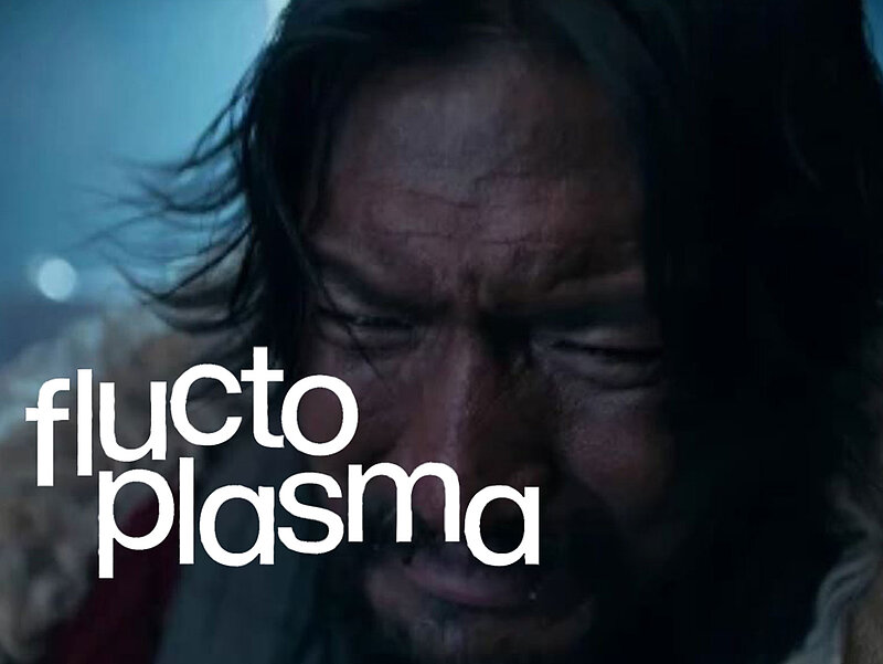 Filmstill - ein bärtiger Mensch in Nahaufnahme kneift die Augen zusammen