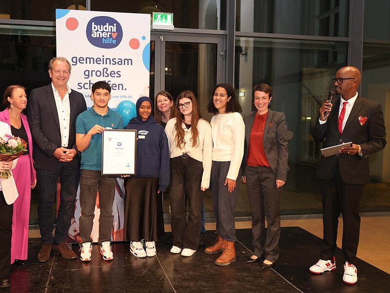 Die jungen Aktiven mit der Jury und dem Moderator auf der Bühne