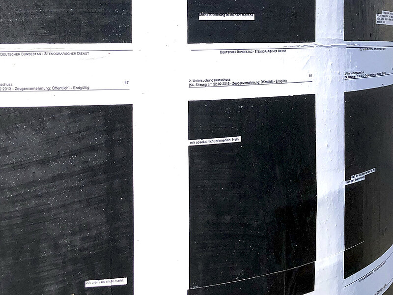 Gedächtnislücken-Plakatierung auf Litfaßsäule. Kopien von geschwärzten Protokollen. Nicht geschwärzt sind die Aussagen, die eine Gedächtnislücke kommunizieren.