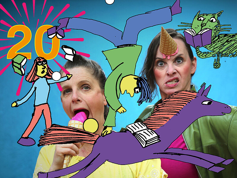 Collage vom Pressefoto für das Neinhorn. Eine Schauspielerin leckt ein Eis, die andere Hat das Eis in der Waffel als Horn an die Stirn geklebt. DArüber die Illustration von einem Jungen der Handstand auf einem Pferd macht und dabei liest. Ein Mädchen jongliert Bücher und eine Katze liest auch ein Buch.