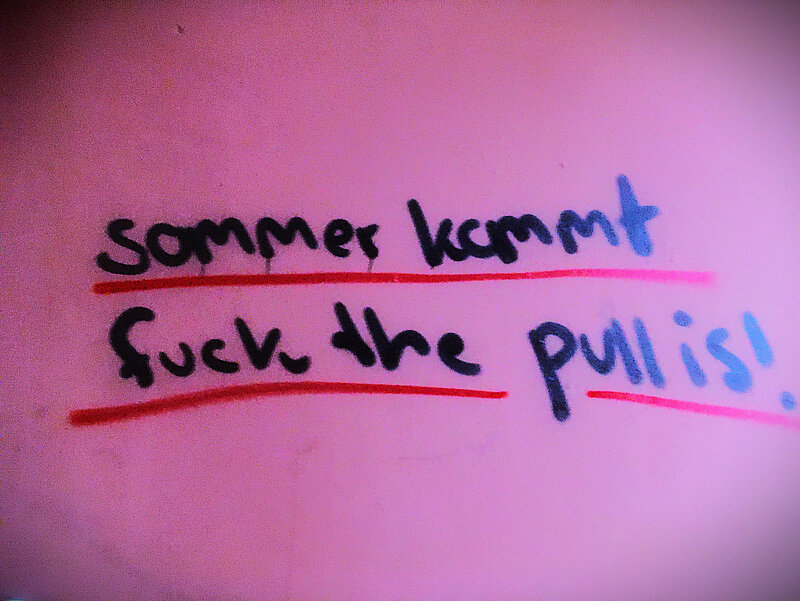Grafitti: sommer kommt - fuck the pullis