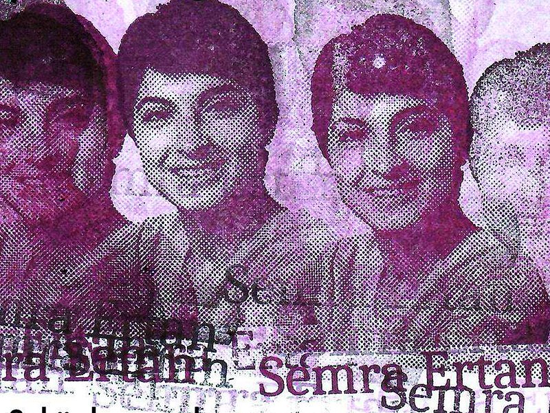 Portrait von Semra Ertan, in Art von Siebdruck mehrfach nebeneinander. Darumnter der Name Semra Ertan mehrfach.Junge Frau mit kurzen dunklen Haaren, lächelt. mit