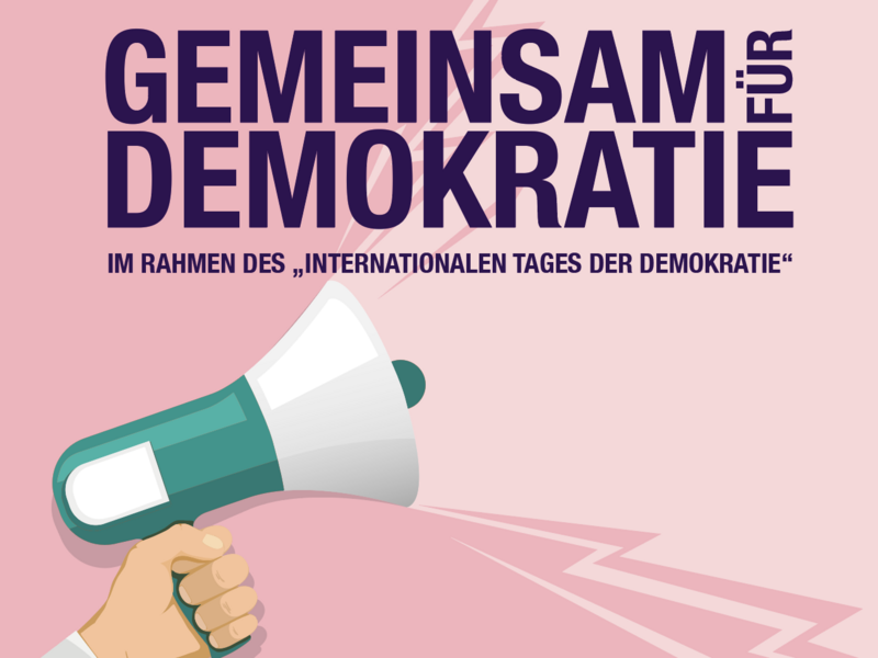 "Gemeinsam für Demokratie". Illustration: eine Hand hält ein Megafon. Rosa Hintergrund