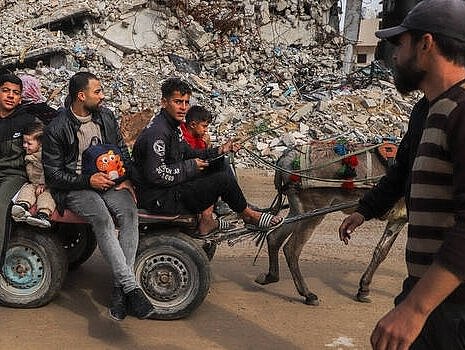 Das Leben muss irgendwie weitergehen: Palästinenser*innen inmitten völlig zerstörter Gebäude im Stadtteil Sheikh Radwan in Gaza-Stadt.