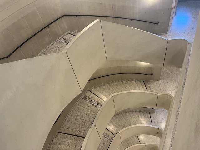 Treppenhaus im modernen, hellen aber nüchternen Stil